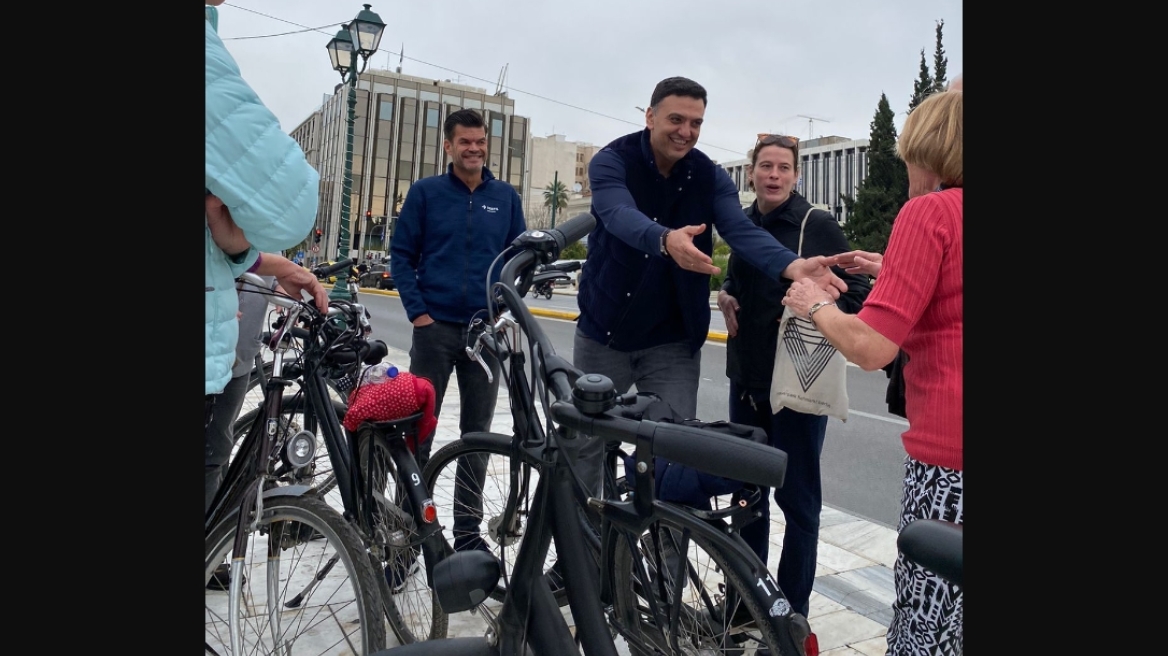 City break προορισμός η Αθήνα - Ολλανδοί τουρίστες απολαμβάνουν «χριστουγεννιάτικη» ποδηλατάδα