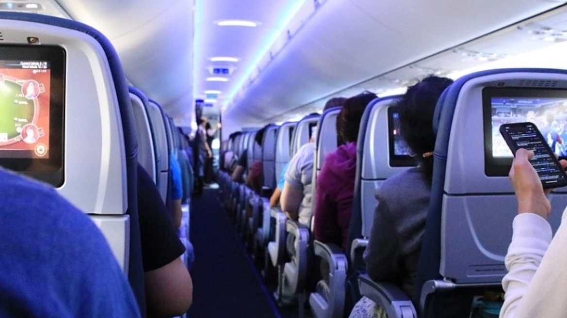 Αεροσυνοδός αποκαλύπτει ποιος ήχος στη μέση μιας πτήσης σημαίνει «έκτακτη ανάγκη» (vid)