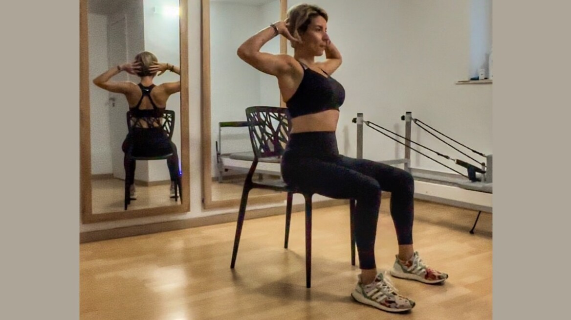 Πέντε ασκήσεις full body σε μία καρέκλα – Ιδανικές για όσους αναρρώνουν από τραυματισμό