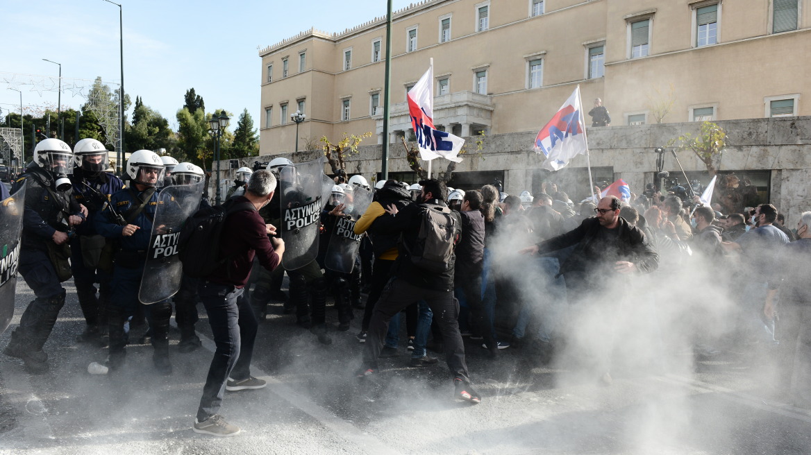 Πορεία εκπαιδευτικών: Επεισόδια έξω από τη Βουλή - Έπεσαν χημικά 