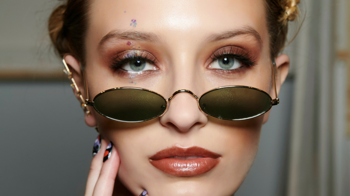 Το τρικ με το ψαλιδάκι που θα κάνει τις βλεφαρίδες σας να μοιάζουν με ψεύτικες