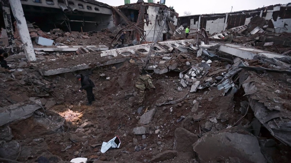 Πόλεμος στην Ουκρανία: Οκτώ νεκροί και 23 τραυματίες από βομβαρδισμό χωριού στο Λουχάνσκ