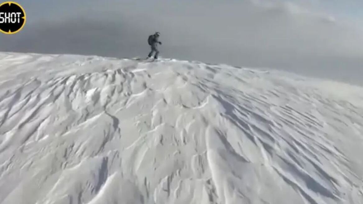 Ρωσία: Χιονοστιβάδα «κατάπιε» σκιέρ αλλά λένε ότι επέζησε