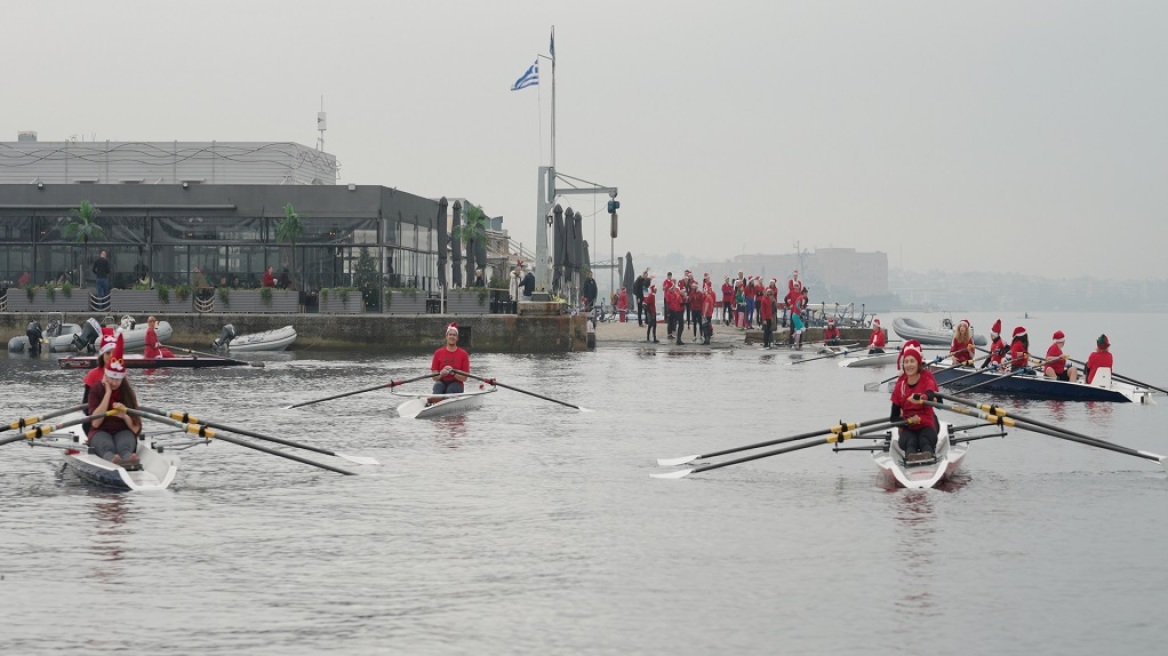 Θεσσαλονίκη: Αγιοβασίληδες προσθαλασσώθηκαν στον Θερμαϊκό!