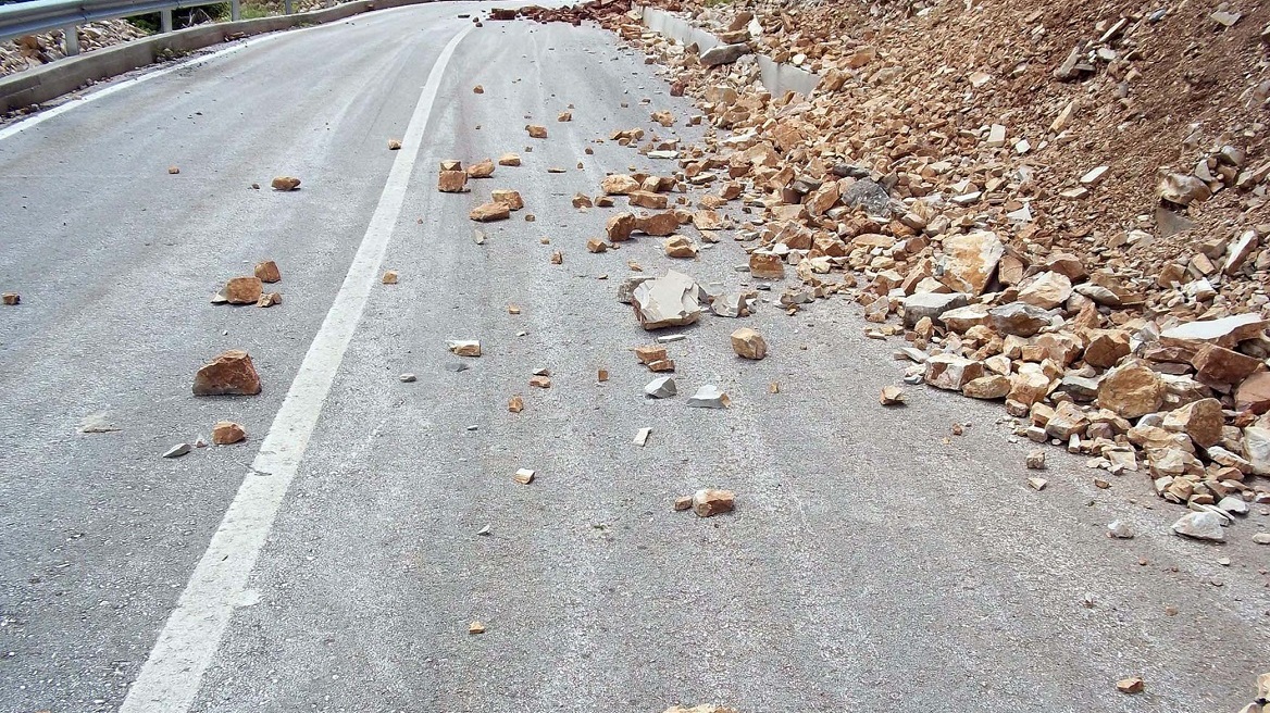 Πήλιο: Κατολίσθηση βράχων – Έκλεισε ο δρόμος στο Ανήλιο
