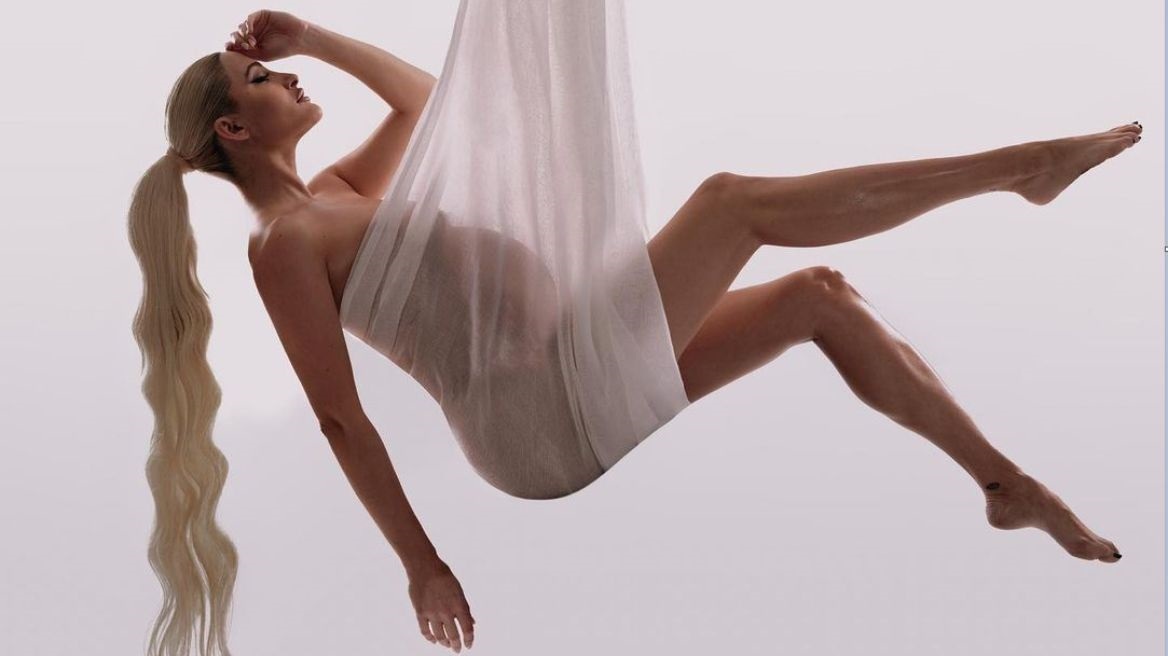 Ιωάννα Τούνη: Κάνει κούνια γυμνή λίγο πριν γεννήσει