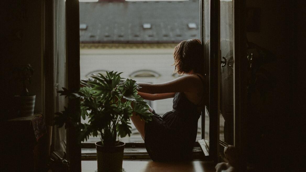 Tips για να ανεβάσετε τη διάθεσή σας τώρα που νυχτώνει νωρίς