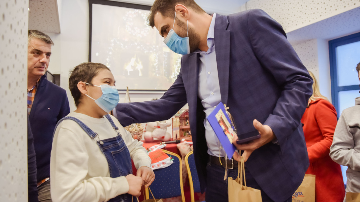 ΝΔ: Χριστουγεννιάτικα Κάλαντα στα κεντρικά της γραφεία από το Εργαστήρι Ειδικής Εκπαίδευσης «Άνοιξη»