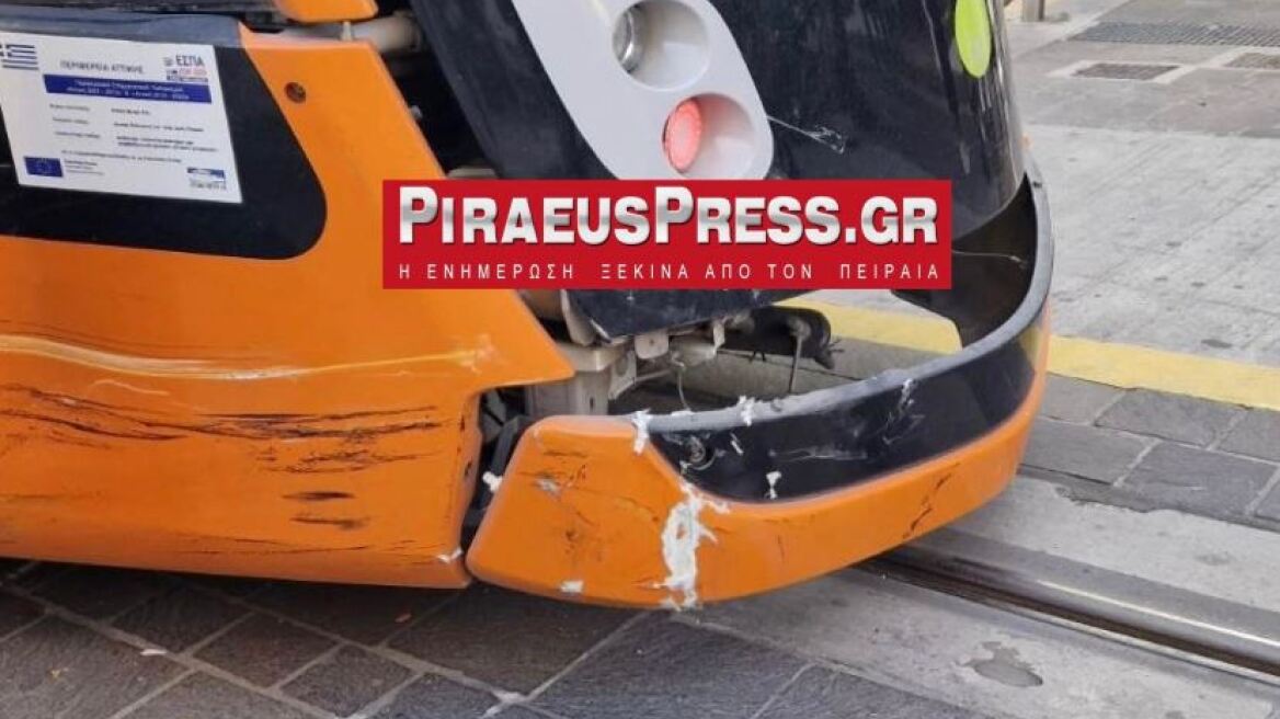 Τραμ συγκρούστηκε με αυτοκίνητο στο κέντρο του Πειραιά - Δείτε φωτογραφίες