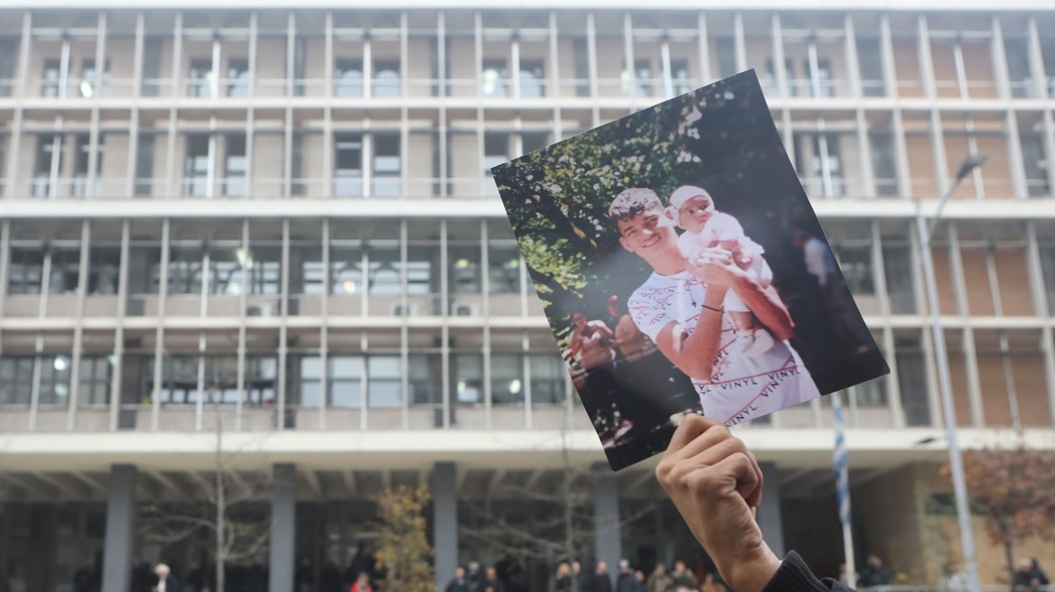 Ξεσπά ο πατέρας του 16χρονου Ρομά στη Θεσσαλονίκη: «Καλές γιορτές να κάνει ο αστυνομικός, εγώ θα κάνω μαύρες»