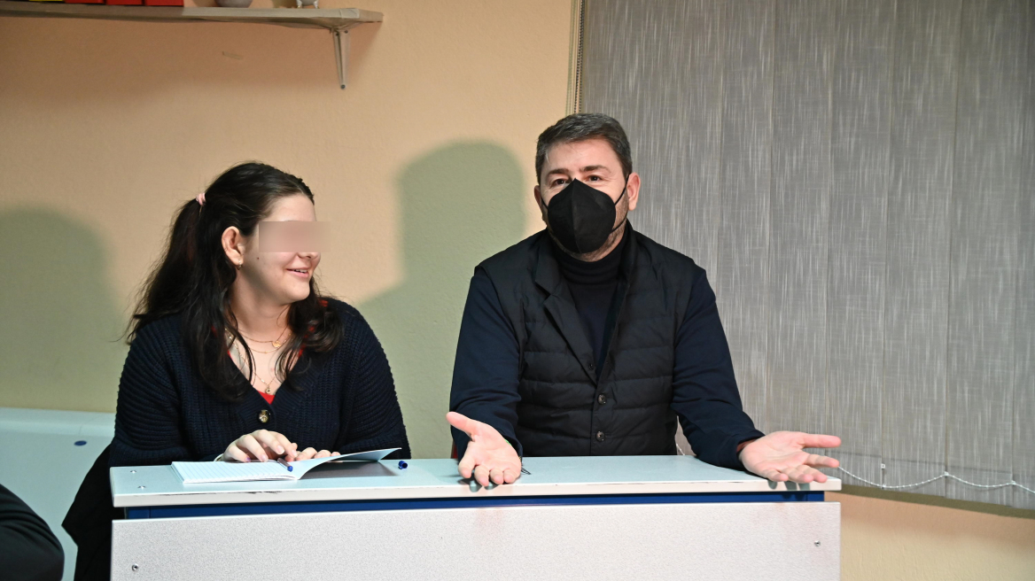 Νίκος Ανδρουλάκης: Στην «Παιδική Ομπρέλα» για τα κάλαντα 