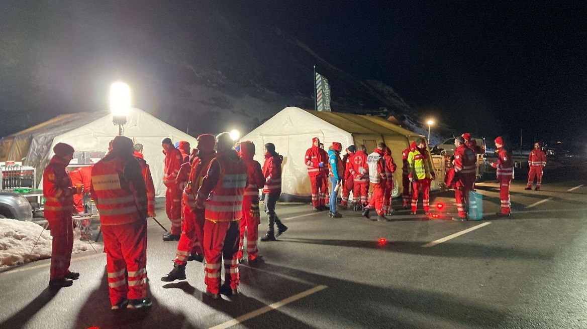 Αυστρία: Σώοι οι 8 σκιέρ που θάφτηκαν από χιονοστιβάδα, αναζητούνται δύο