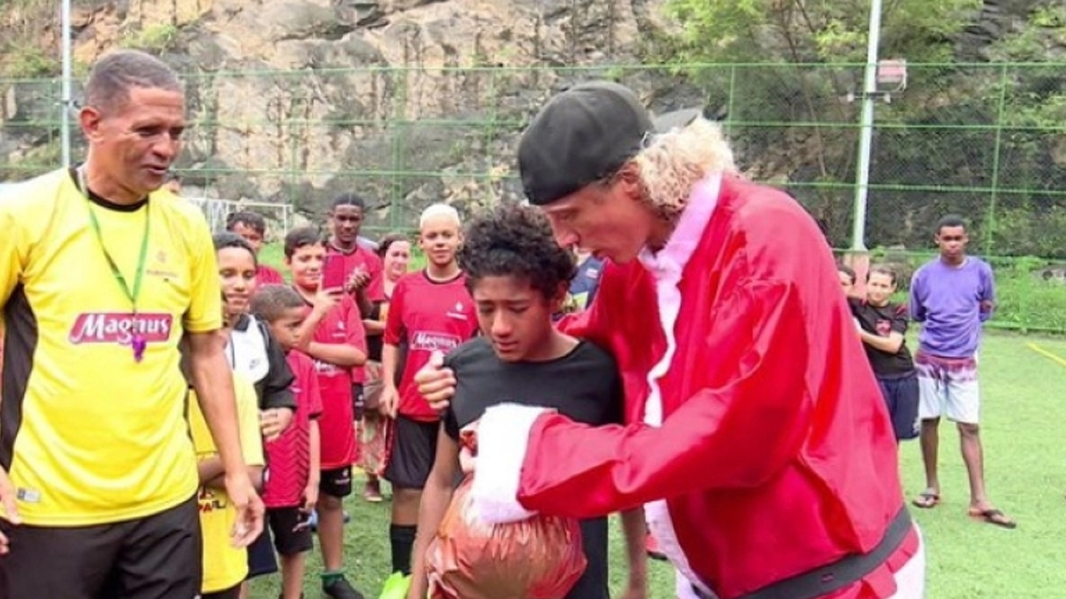 Νταβίντ Λουίς: Επισκέφθηκε φαβέλα ντυμένος Άι Βασίλης και μοίρασε δώρα σε παιδιά - Δείτε βίντεο