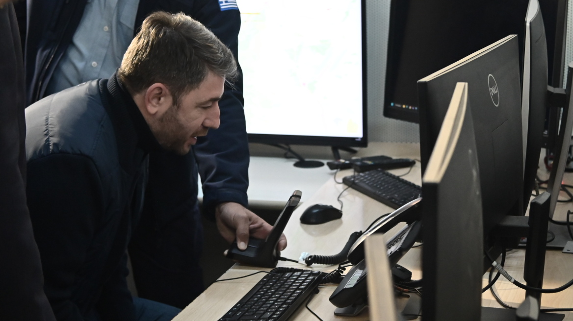 Νίκος Ανδρουλάκης: Μοίρασε ευχές στο ΕΚΑΒ ανήμερα των Χριστουγέννων ο πρόεδρος του ΠΑΣΟΚ