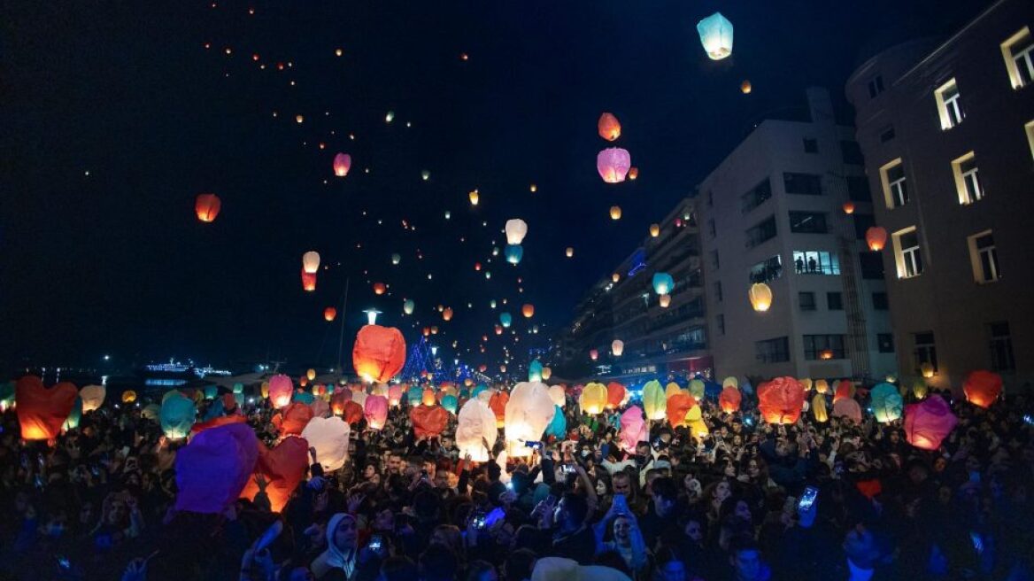 Βόλος: Φαντασμαγορικό θέαμα με χιλιάδες φαναράκια στον ουρανό