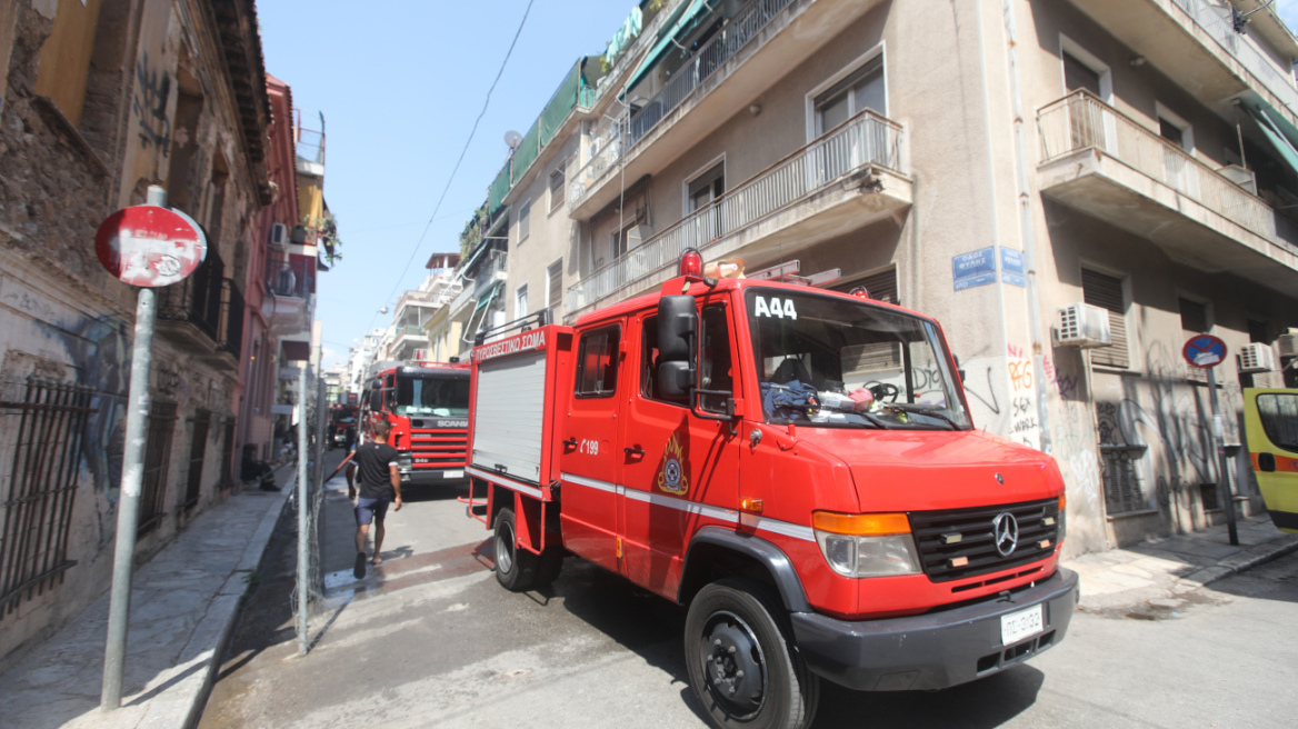 Νέα Σμύρνη: Φωτιά σε δώμα πολυκατοικίας - Απεγκλωβίστηκε ο ιδιοκτήτης