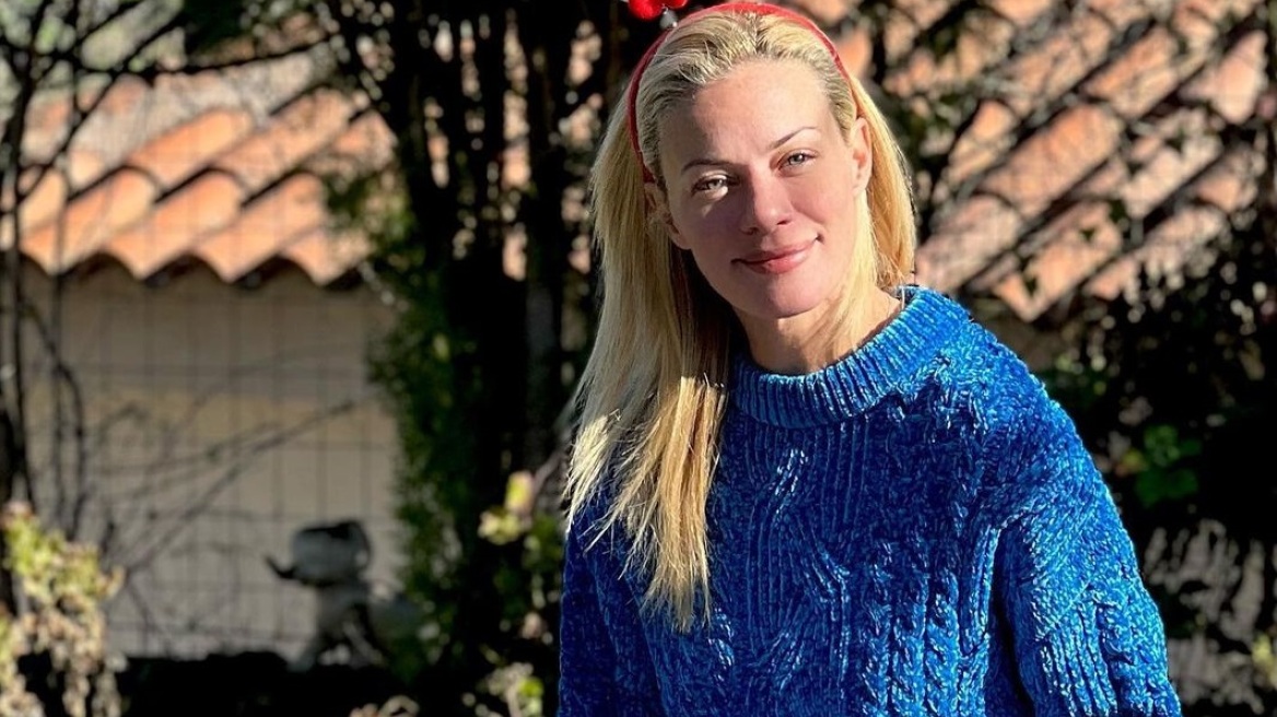 Η Ζέτα Μακρυπούλια με τα άνετα μποτάκια που δίνουν στυλ στην εξοχή