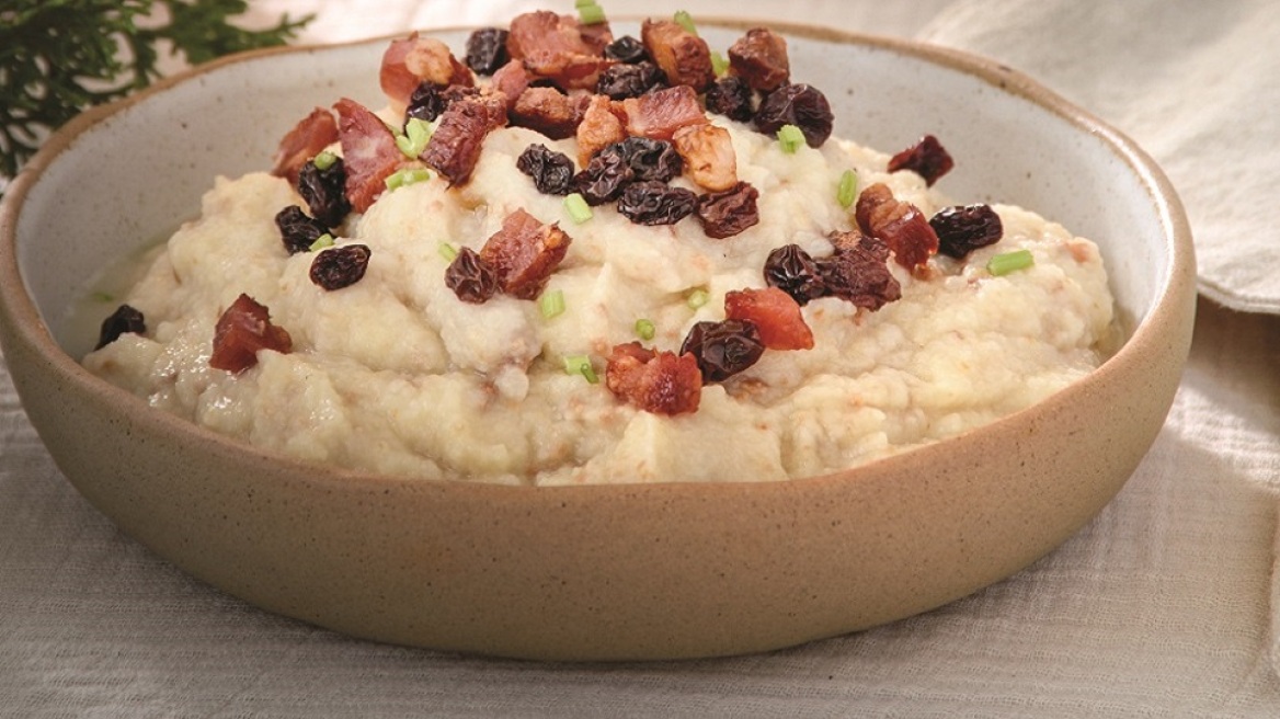 Πουρές από κουνουπίδι και αμύγδαλα, με σταφίδες και καραμελωμένο μπέικον
