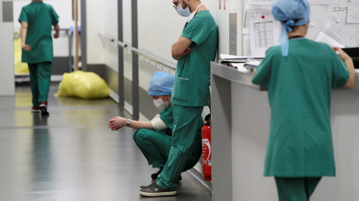 Επιστρέφουν στο ΕΣΥ από 1/1 με δύο rapid test την εβδομάδα οι ανεμβολίαστοι γιατροί