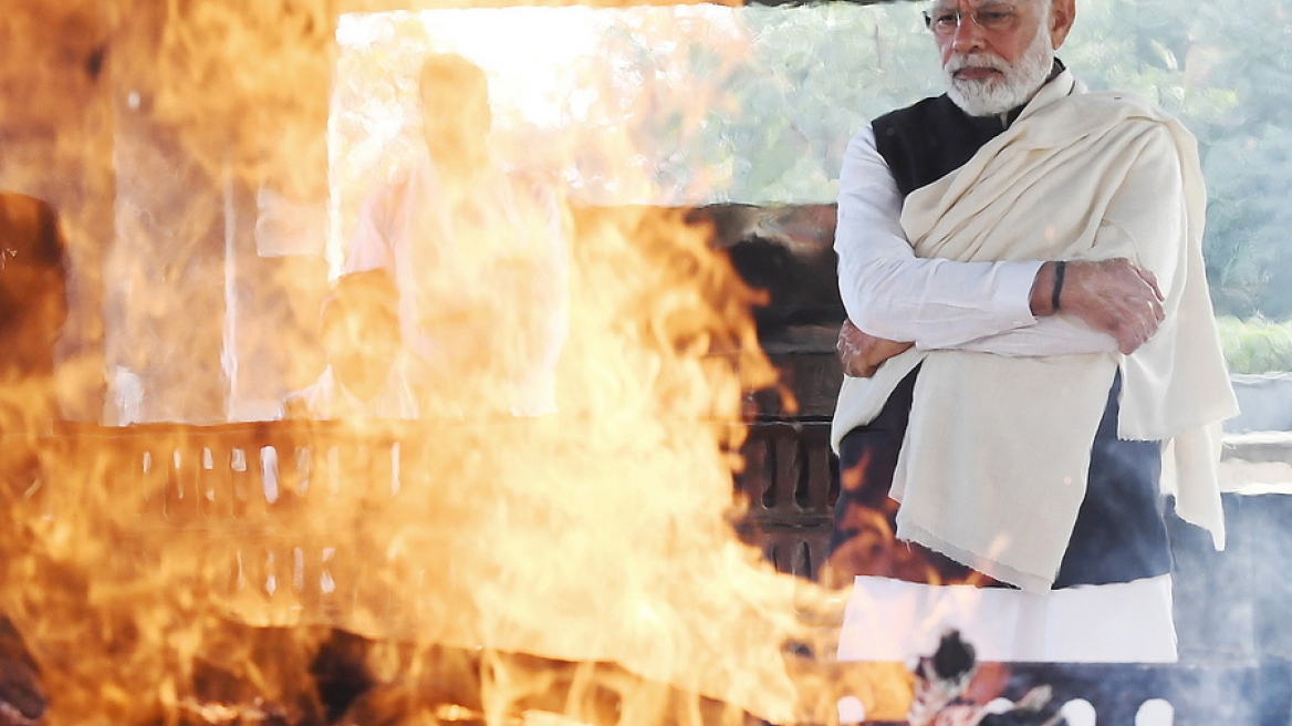 Πέθανε η μητέρα του πρωθυπουργού της Ινδίας – Άναψε ο ίδιος τη νεκρική πυρά