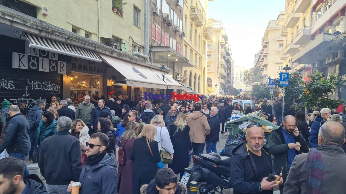  Θεσσαλονίκη: Γλέντι από νωρίς με κρασί και χορό - Στους δρόμους οι ψησταριές