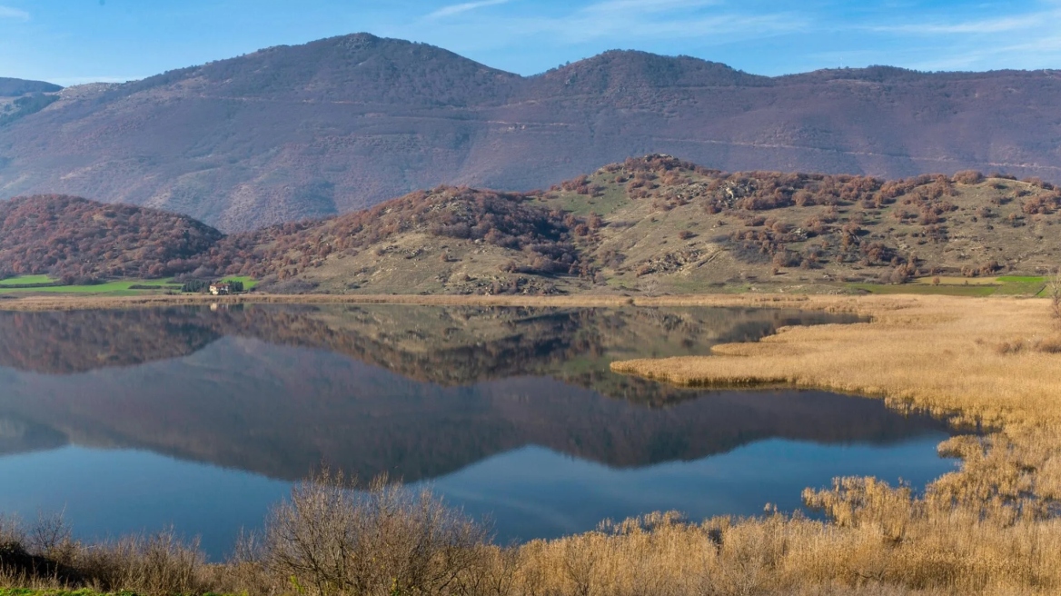 Ζάζαρη: Μια πανέμορφη λίμνη μέσα στην ειδυλλιακή φύση της ορεινής Φλώρινας