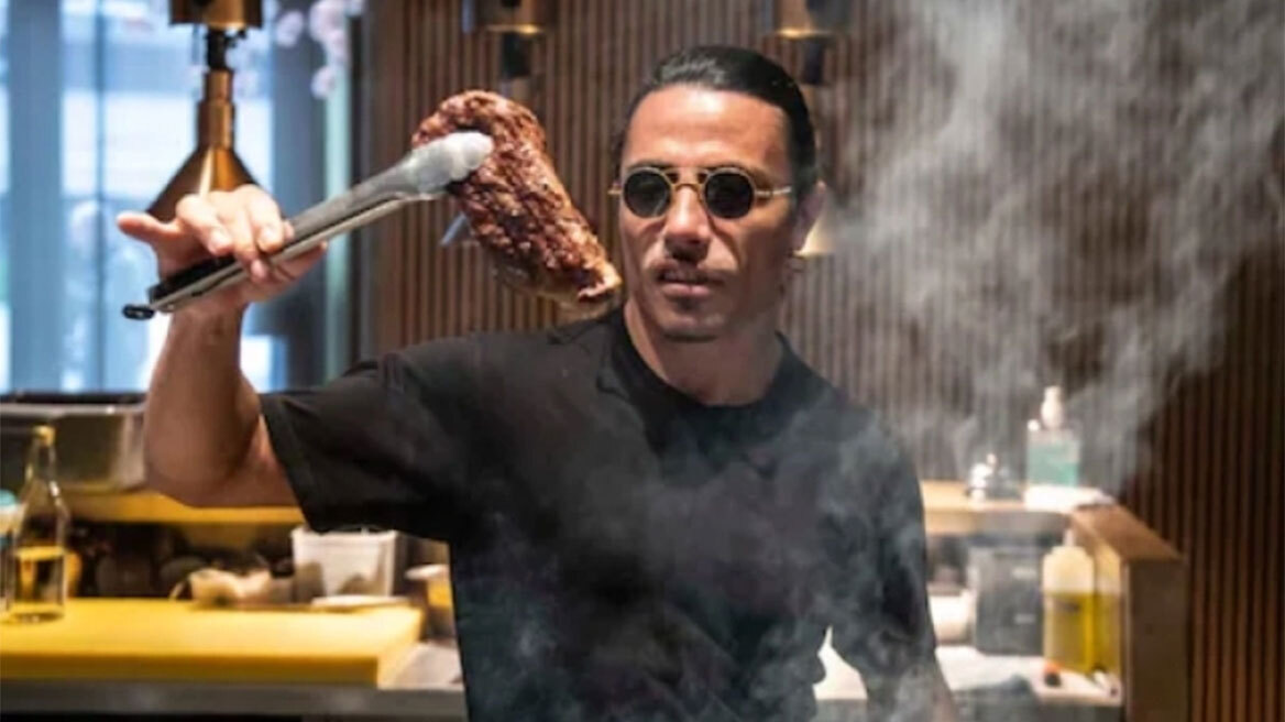 Νέο κράξιμο: Ο απαράδεκτος τρόπος που ο Salt Bae σέρβιρε μια μπριζόλα στους πελάτες του