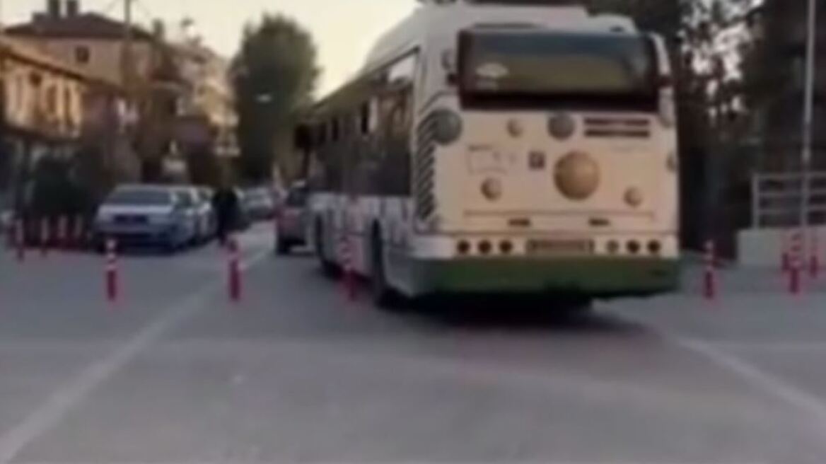 Η ΑΕΚ καταγγέλει οδηγό λεωφορείου που γκρέμισε τα κολωνάκια μπροστά στην OPAP Arena - Δείτε βίντεο 