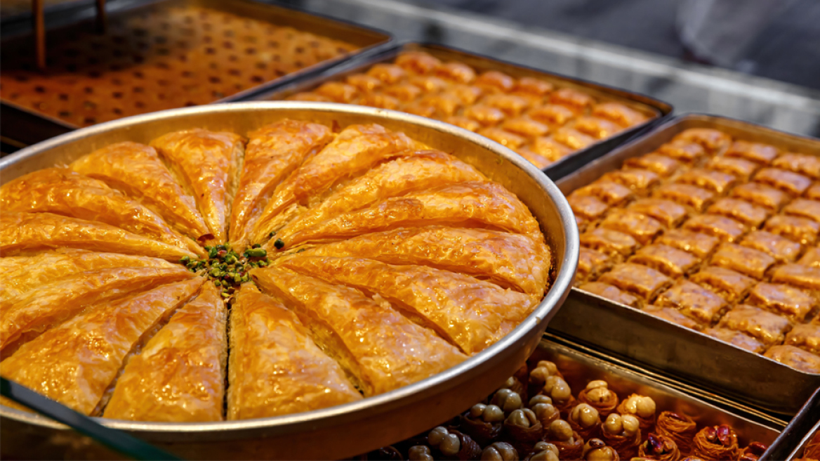 Οι πιο τραγανοί και ζουμεροί μπακλαβάδες της Αθήνας (και όχι μόνο)