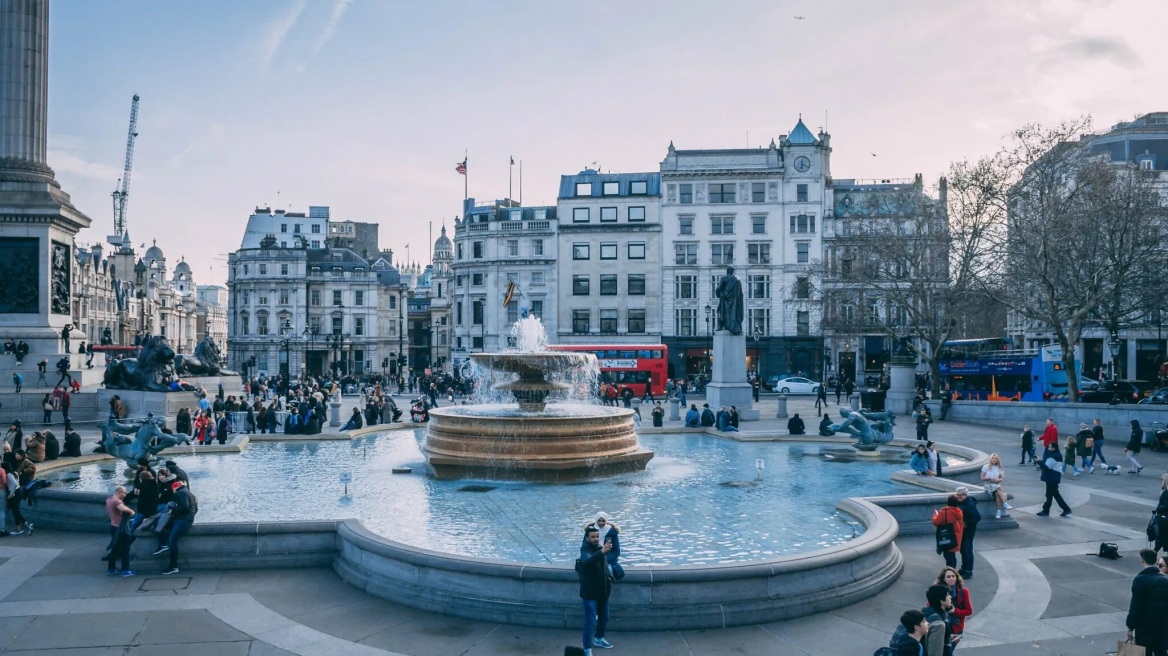Trafalgar Square: H πλατεία-σύμβολο του Λονδίνου που αποτελεί καλλιτεχνικό σταθμό της πόλης