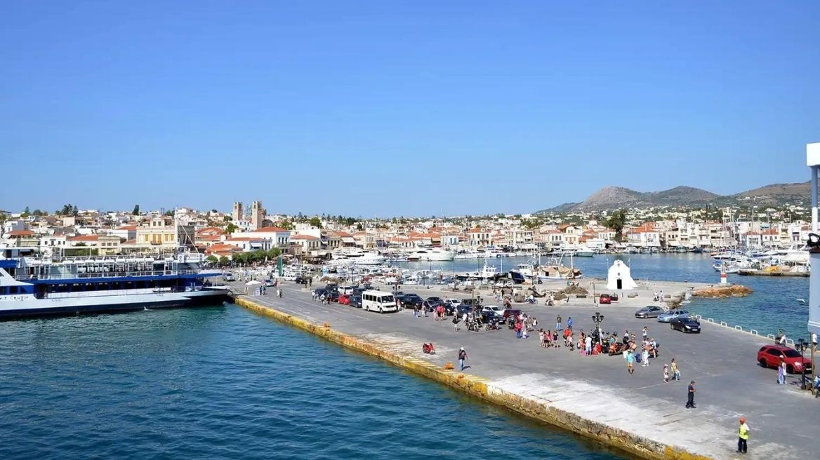 Αίγινα: Oδηγός έπεσε με το αυτοκίνητό της σε λιμάνι