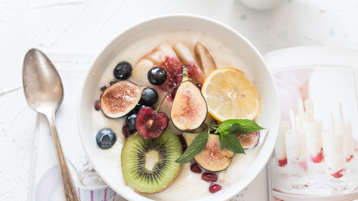 Δέκα πραγματικά εύκολες διατροφικές συνήθειες που μπορείτε να υιοθετήσετε το 2024 για να είστε υγιείς και fit