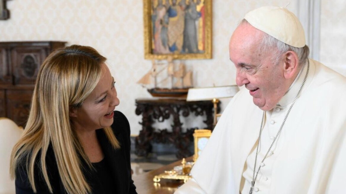 Σε εγκάρδιο κλίμα η συνάντηση της Μελόνι με τον Πάπα Φραγκίσκο