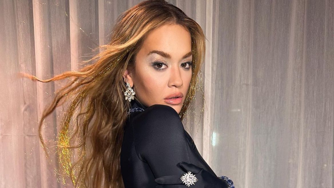 Ρίτα Όρα: Φωτογραφίζεται μόνο με τη φούστα της για την κυκλοφορία του νέου της single 