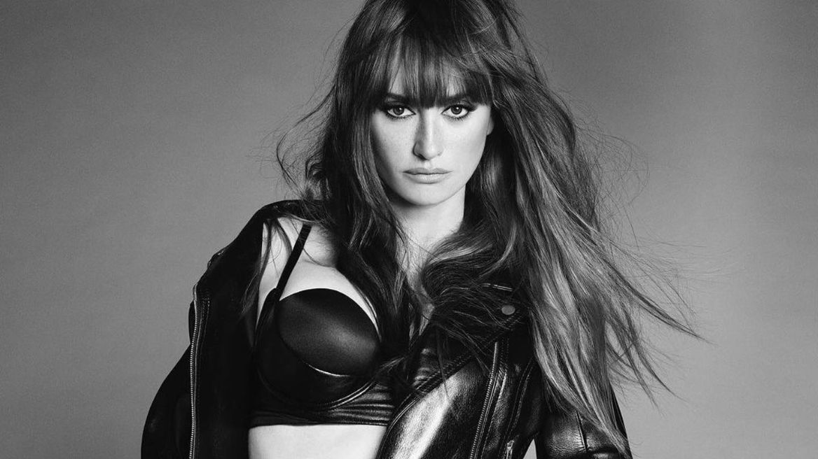 Πενέλοπε Κρουζ: Η 48χρονη ηθοποιός ποζάρει φορώντας τα μαύρα εσώρουχά της  