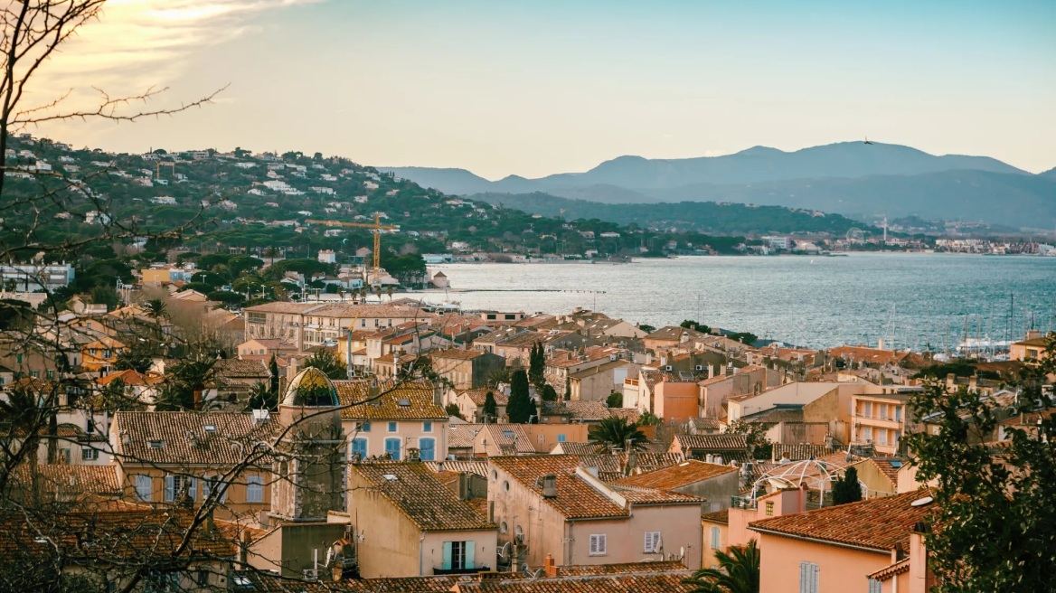 Saint-Tropez: Το λαμπερό λιμάνι της Κυανής Ακτής με τα πολυτελή κότερα, τους φοίνικες και τους πράσινους λόφους