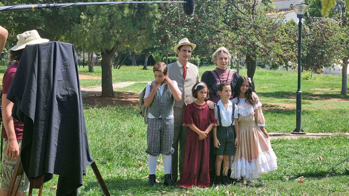 Βραχιόλι της φωτιάς: Η σειρά καταγράφει το δραματικό οδοιπορικό μιας οικογένειας στις αρχές του 20ου αιώνα