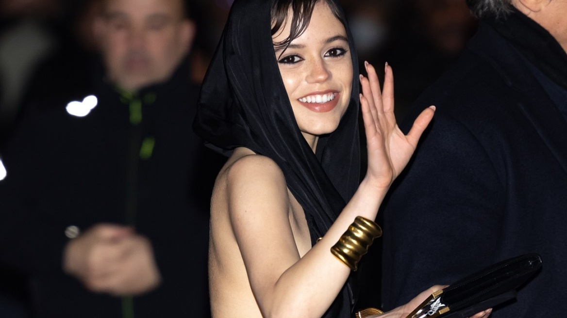 Η Τζένα Ορτέγκα εντυπωσιάζει με εξώπλατο φόρεμα και πανύψηλες πλατφόρμες