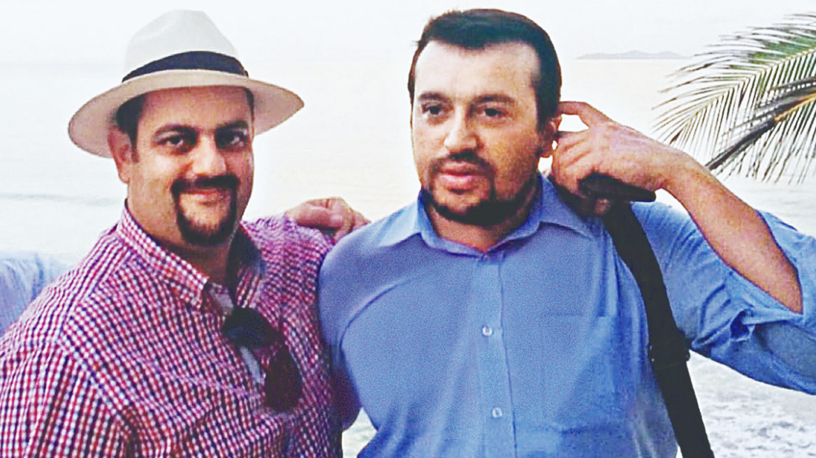 Ποιος είναι ο «Α2» Αρτέμης Αρτεμίου που εμφανίζεται στο SMS Παππά - Οι σχέσεις του με τον ΣΥΡΙΖΑ