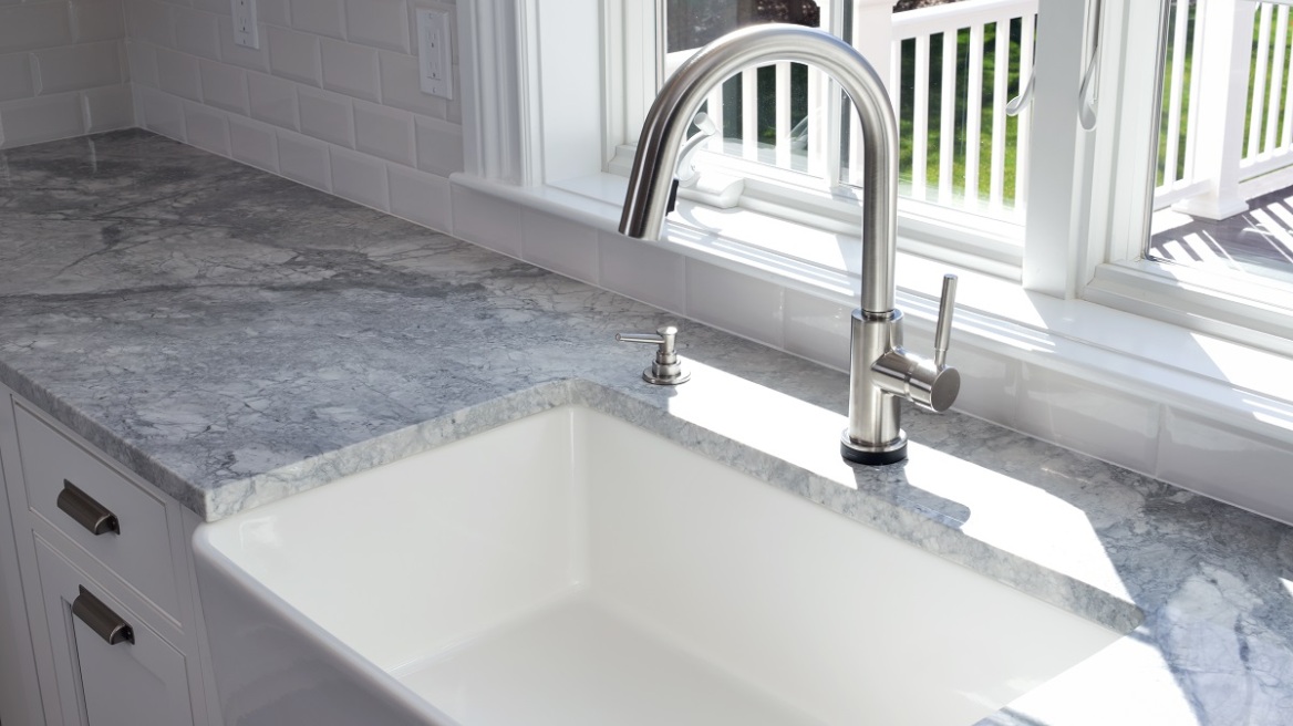 Οργάνωση κουζίνας: Γιατί οι μονοί νεροχύτες είναι καλύτεροι από τους διπλούς