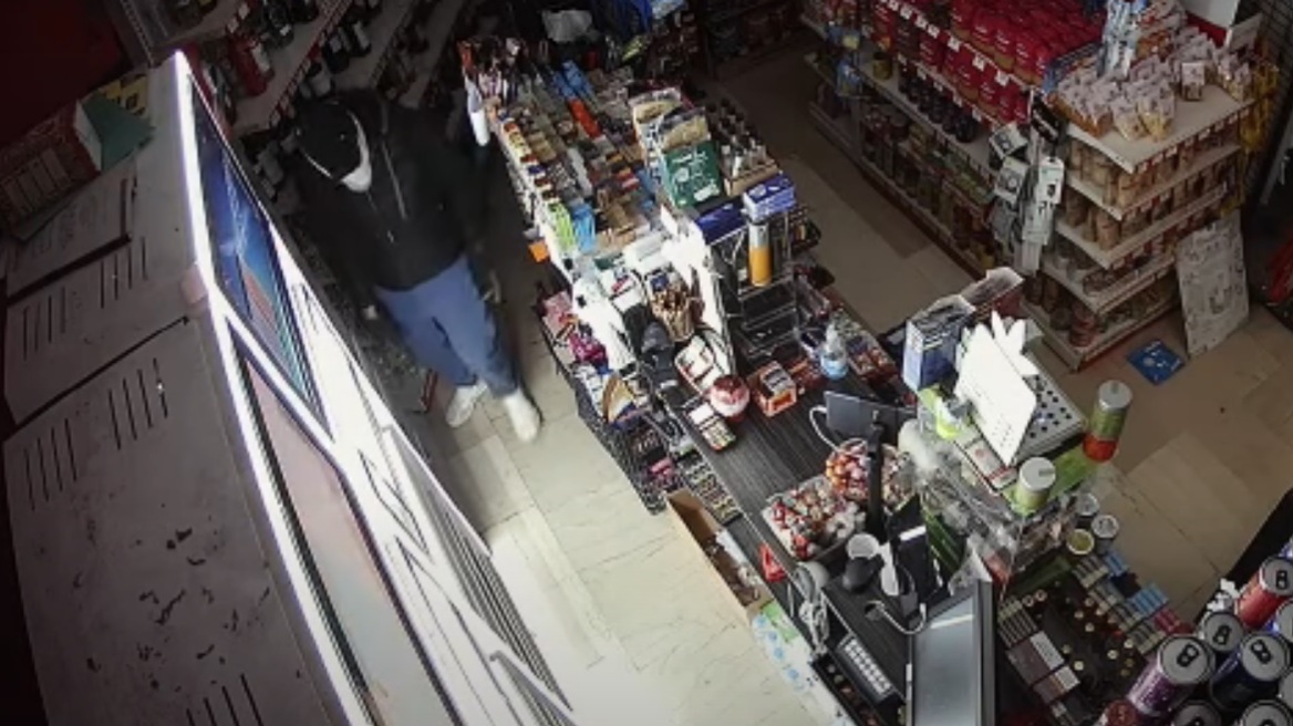 Θεσσαλονίκη: Νέο βίντεο από τη διάρρηξη σε ψιλικατζίδικο - Μπήκαν από το ντουλάπι και ξήλωσαν τον συναγερμό