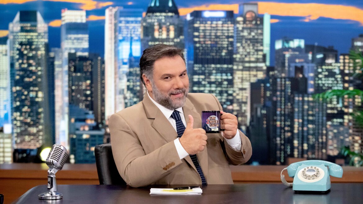 The 2night Show: Ο Γρηγόρης Αρναούτογλου επιστρέφει με νέες νυχτερινές εξομολογήσεις