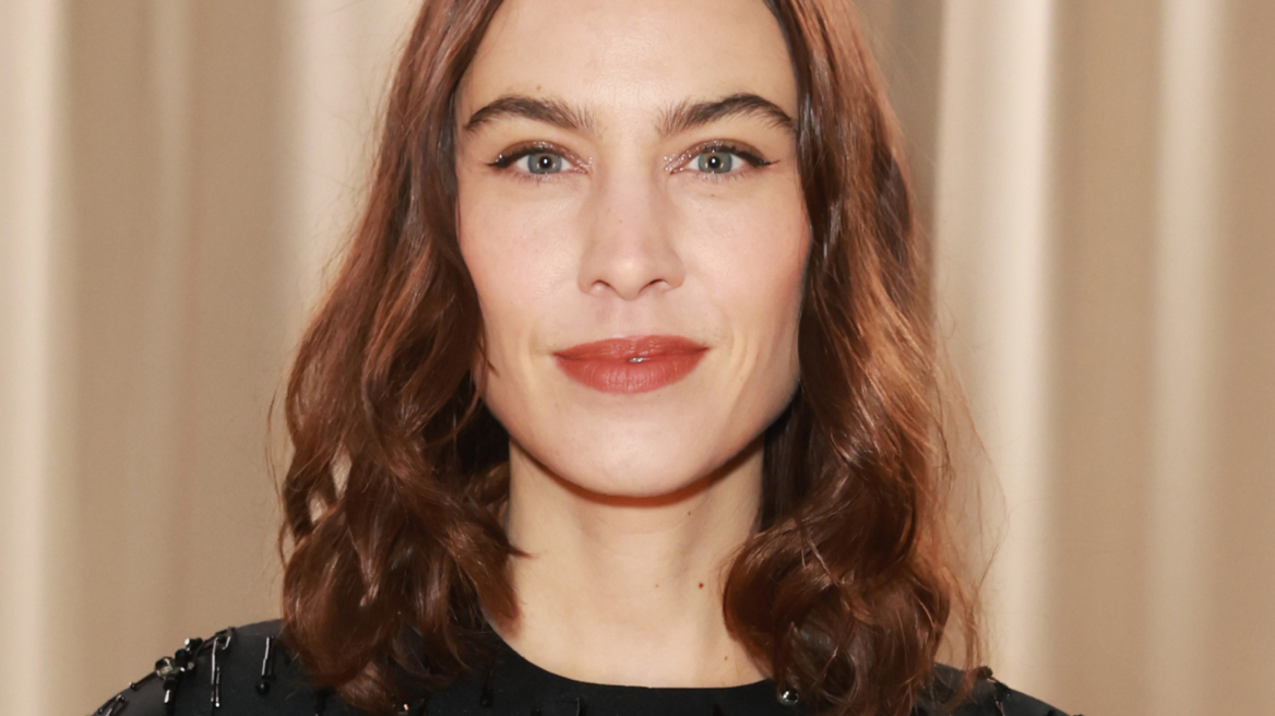 Το DIY αξεσουάρ μαλλιών της Alexa Chung που θα αναβαθμίσει κάθε σας χτένισμα