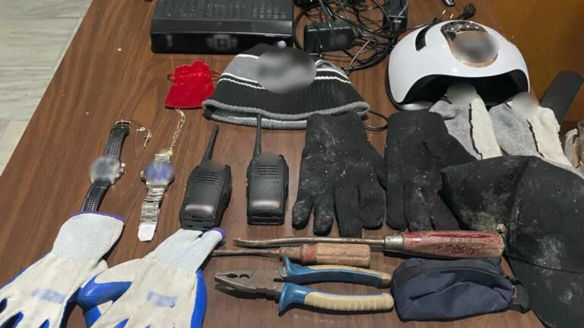 Αίγιο: Αστυνομικοί πάλεψαν με δράστες 16 διαρρήξεων μετά από καταδίωξη