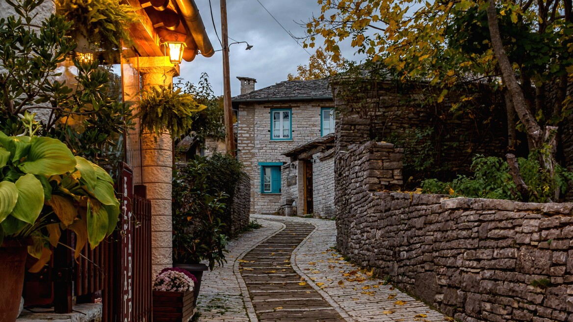 Μονοδένδρι: Tο μικρό χωριό που κρέμεται πάνω από το φαράγγι του Βίκου