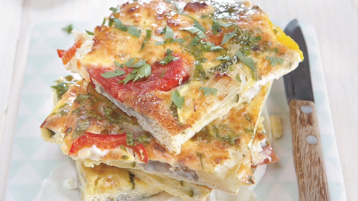 Ομελέτα φούρνου σαν πίτσα με μανιτάρια, πιπεριές, ζαμπόν και φέτα