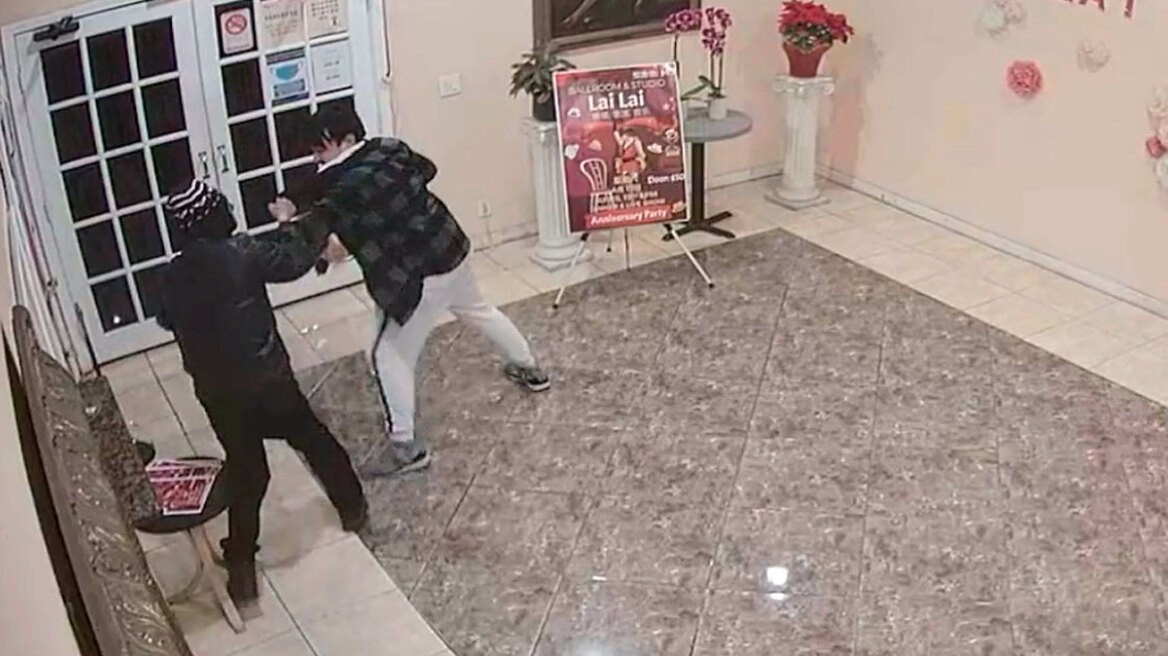 Σφαγή στο Μόντερεϊ Παρκ: Η συγκλονιστική στιγμή που πολίτης αφοπλίζει τον δράστη