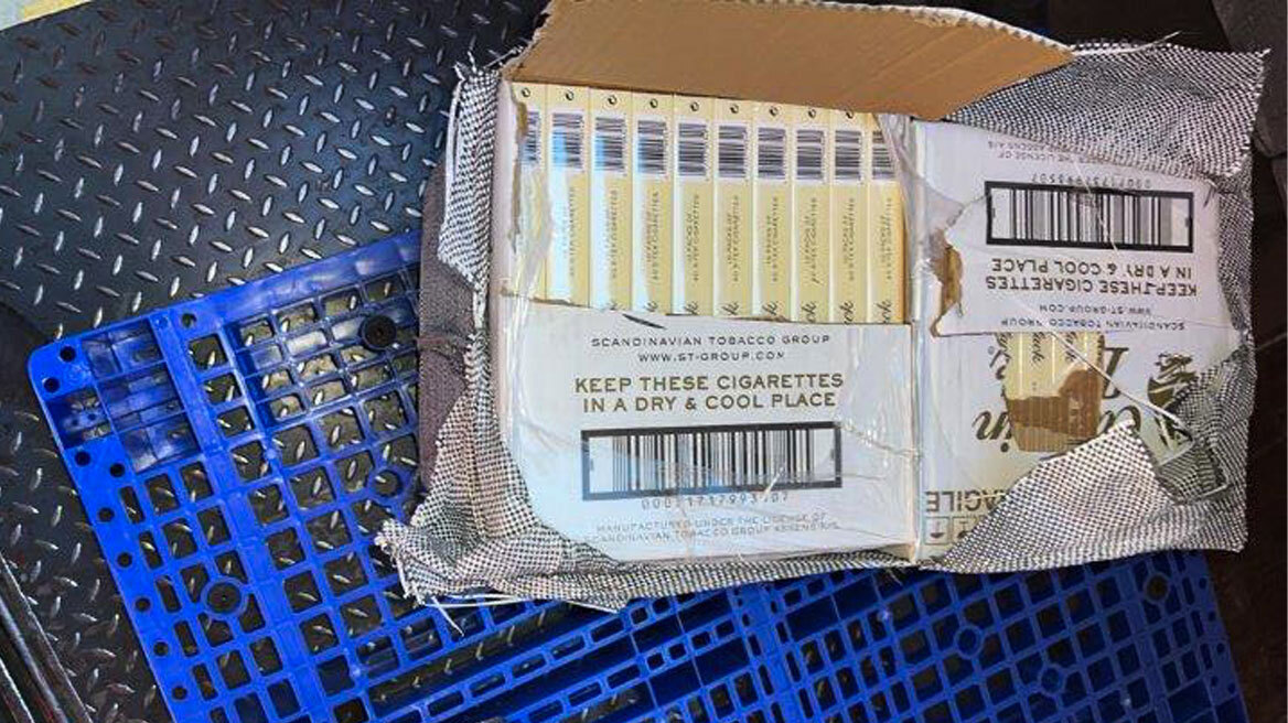 Πειραιάς: Εσώρουχα και συσκευασίες περιτυλίγματος «έκρυβαν» 24 εκατ. λαθραία τσιγάρα