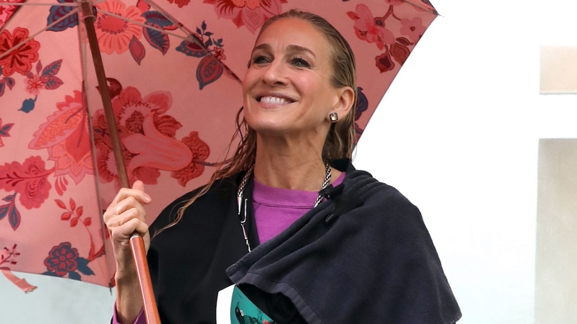 Πώς να ντυθείτε για τη βροχή σύμφωνα με την Σάρα Τζέσικα Πάρκερ