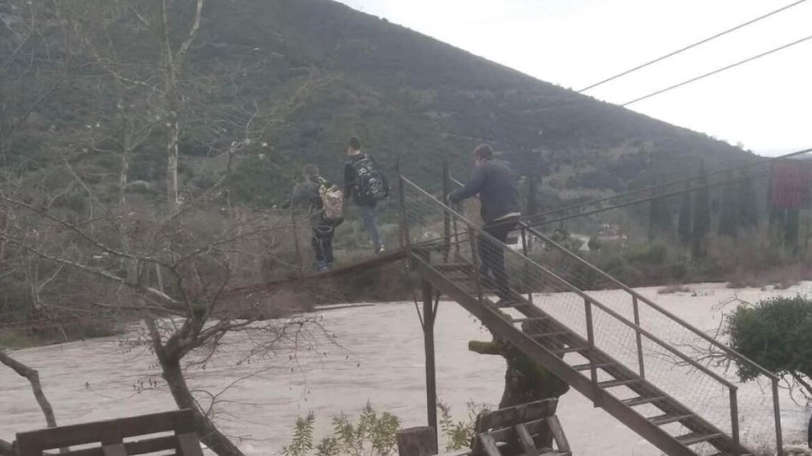 Κακοκαιρία - Αιτωλοακαρνανία: Μαθητές διέσχισαν αιωρούμενη γέφυρα πάνω από τα ορμητικά νερά του ποταμού Ευήνου  - Δείτε φωτογραφίες